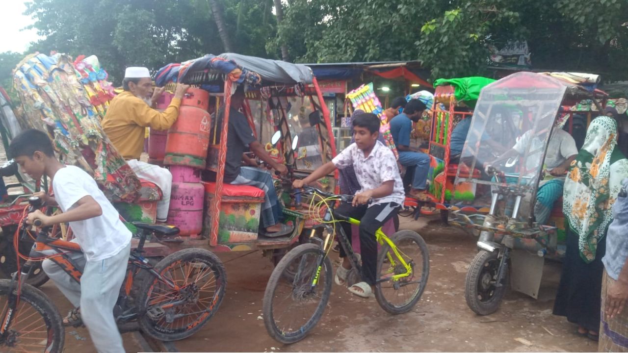 টঙ্গীর বৌবাজার রেলগেটে নিরাপত্তাহীনতা: পদে পদে দুর্ঘটনার আশঙ্কা
