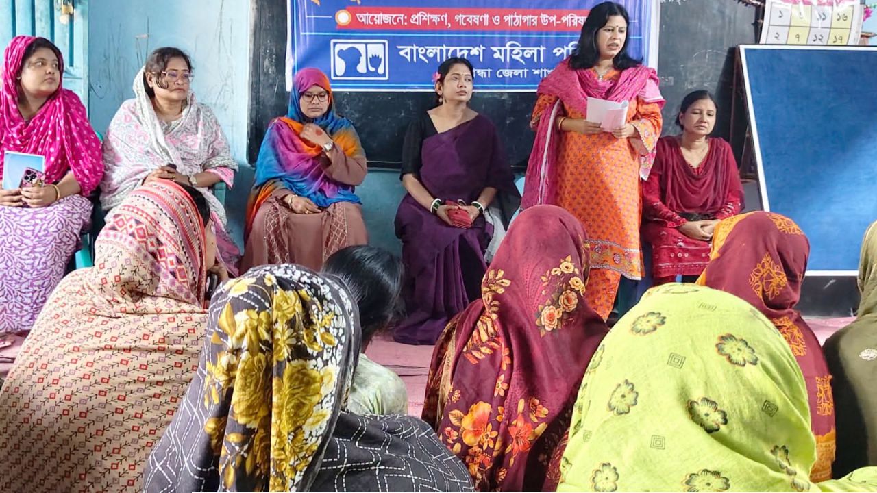 পলাশবাড়ির বাশঁকাটা তৃণমূল শাখা সংগঠকদের নিয়ে মহিলা পরিষদের প্রশিক্ষণ