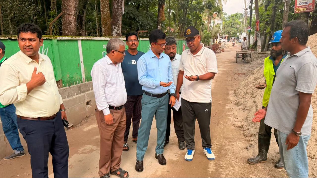‎রাস্তা-ড্রেন-ফুটপাতে বদলে যাবে পিরোজপুর শহরের পরিদর্শনে জেলা প্রশাসক, মান নিশ্চিতের নির্দেশ  ‎ চিত্র, ‎উন্নয়নকাজ