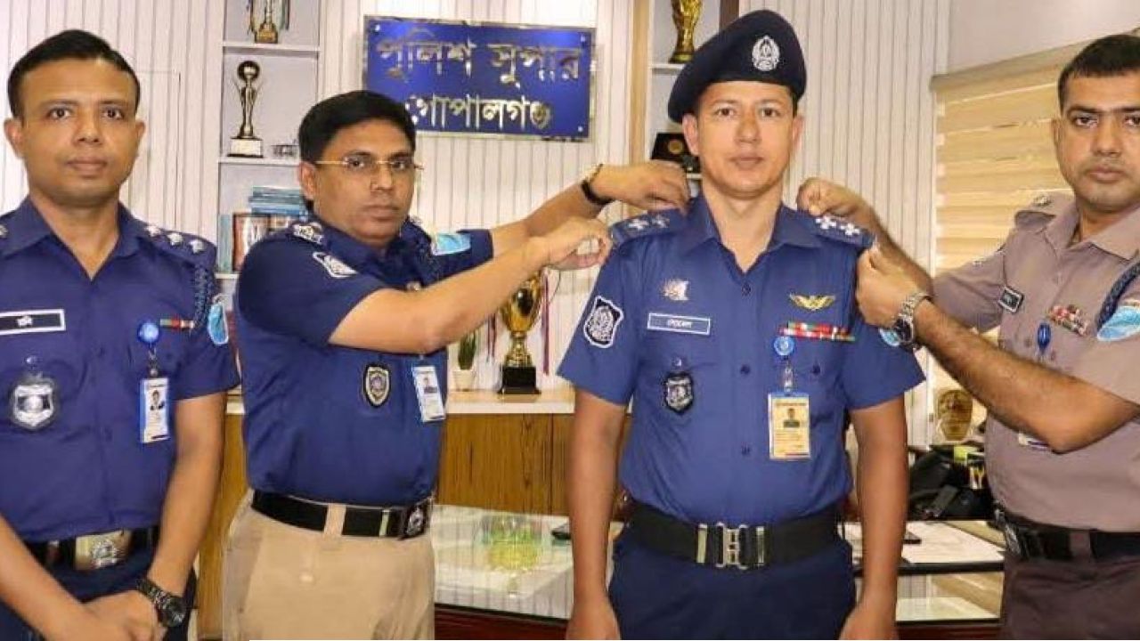 গোপালগঞ্জের পুলিশ সুপার পদোন্নতি র‍্যাঙ্ক ব্যাজ পরালেন এস.আই কে