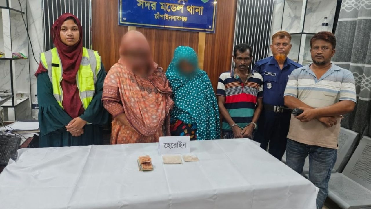 ১০০ গ্রাম হেরোইনসহ চাঁপাইনবাবগঞ্জে তিনজন গ্রেপ্তার