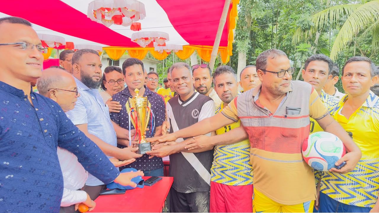 নাজিরপুরে শিক্ষকদের ফুটবল টুর্নামেন্ট অনুষ্ঠিত