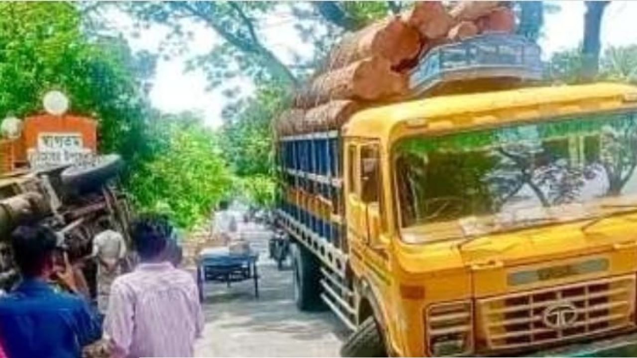 ভাঙ্গুড়া-চাটমোহর সীমান্তে দুই ট্রাকের সংঘর্ষ, যান চলাচলে ভোগান্তি