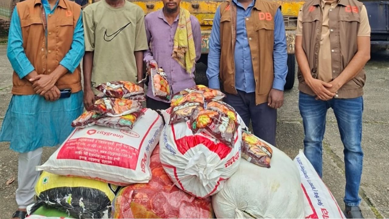 বিশ্বম্ভরপুরে ডিবি পুলিশের অভিযানে ভারতীয় ফুচকা,কাভার্ডভ্যানসহ ৬৫ লাখ টাকার মামলামাল জব্দ, আটক ২