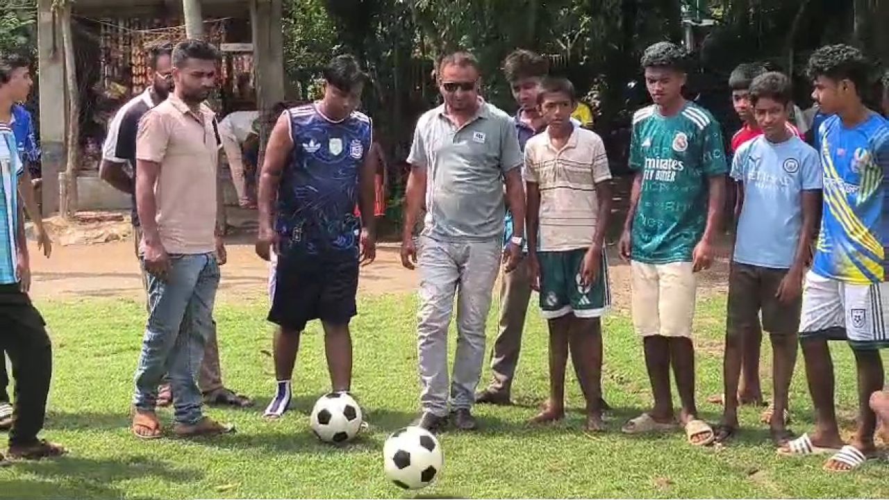 হিলিতে ফুটবল টুর্নামেন্ট অনুষ্ঠিত হয়েছে 