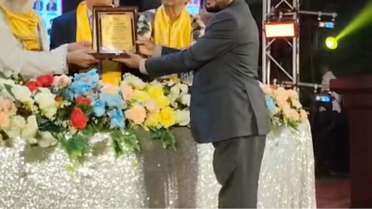 বাংলাদেশ  এপেক্স ক্লাব ৬৫ তম প্রতিষ্ঠা বার্ষিকীতে সাংবাদিক মাহমুদকে  সম্মাননা প্রদান....