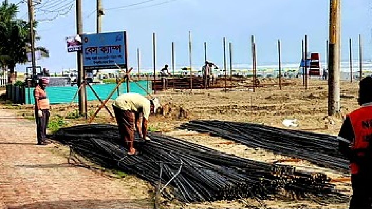 পরিবেশ রক্ষায় আদালতের নির্দেশনা উপেক্ষা,  কক্সবাজার জেলা প্রশাসকসহ চার কর্মকর্তাকে নোটিশ এবং বিভিন্ন সংগঠনের উদ্বেগ!  