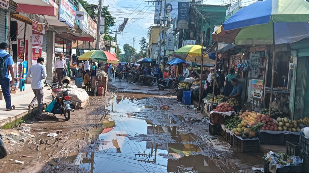 মুকসুদপুর পৌরসভার বেহাল দশা : নাগরিক  সুবিধা নিশ্চিত করতে ২৯৪ কোটি ১৫ লাখ টাকার প্রকল্পে অর্থ বরাদ্দের আশায় দিন গুনছে কর্তৃপক্ষ 
