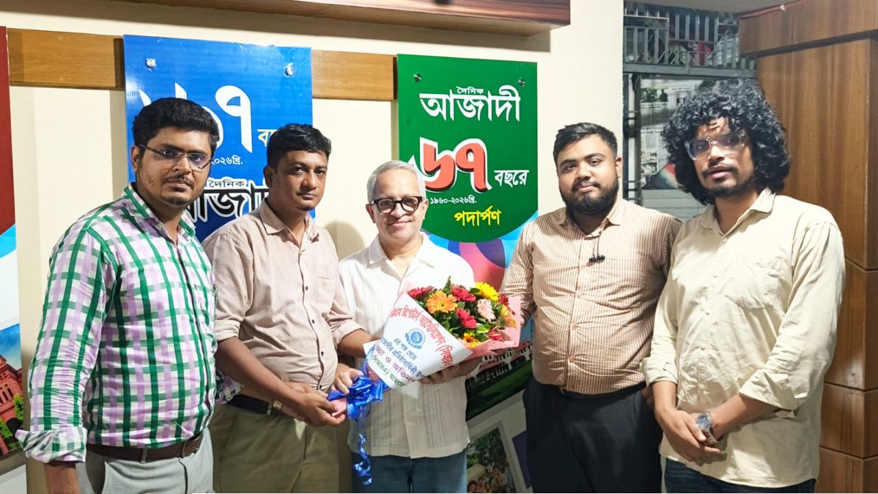 আজাদীর প্রতিষ্ঠাবার্ষিকীতে ফুলেল শুভেচ্ছা জানান চট্টগ্রাম রিপোর্টার্স অ্যাসোসিয়েসন