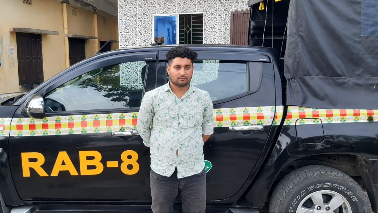 ৯ বছর আত্মগোপনে থেকেও রক্ষা পেলেন না ধর্ষণ মামলায় যাবজ্জীবন সাজাপ্রাপ্ত আসামি র‍্যাব-৮। কর্তৃক লোকমান হোসেন গ্রেপ্তার