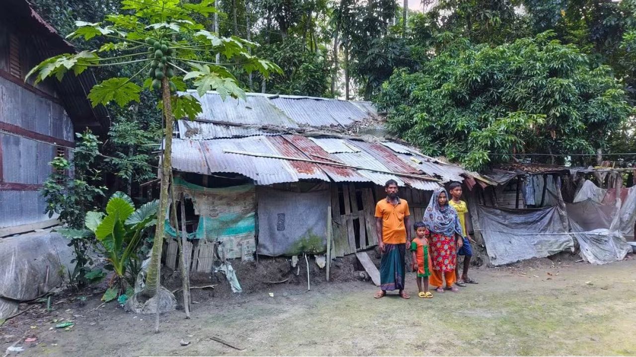 রাজাপুরে ৩ সন্তান নিয়ে ভাঙা খুপরি ঘরে দিনমজুর পরিবারের মানবেতর জীবন