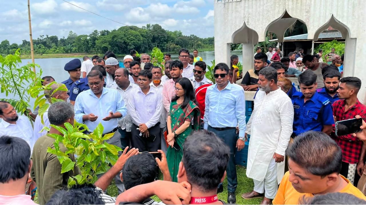 ফুলপুরে বিভাগীয় কমিশনার হাসপাতাল পরিদর্শন উন্নয়ন প্রকল্প ও বৃক্ষরোপণ কর্মসূচির উদ্বোধন
