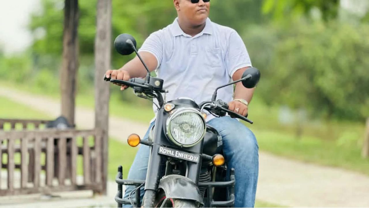 পোরশা উপজেলার পারিলা গ্রামের সন্তান রাশেদুজ্জামান খান কলেজ জীবন থেকে ছাত্ররাজনীতিতে পথচলা।