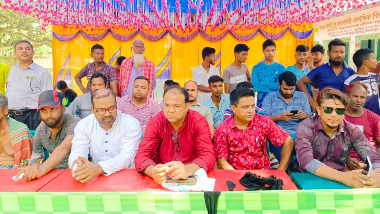 দিনাজপুর বীরগঞ্জে গ্রামীণ ঐতিহ্যের চোখ বেঁধে হাঁস খেলায় মাতল পাল্টাপুরে