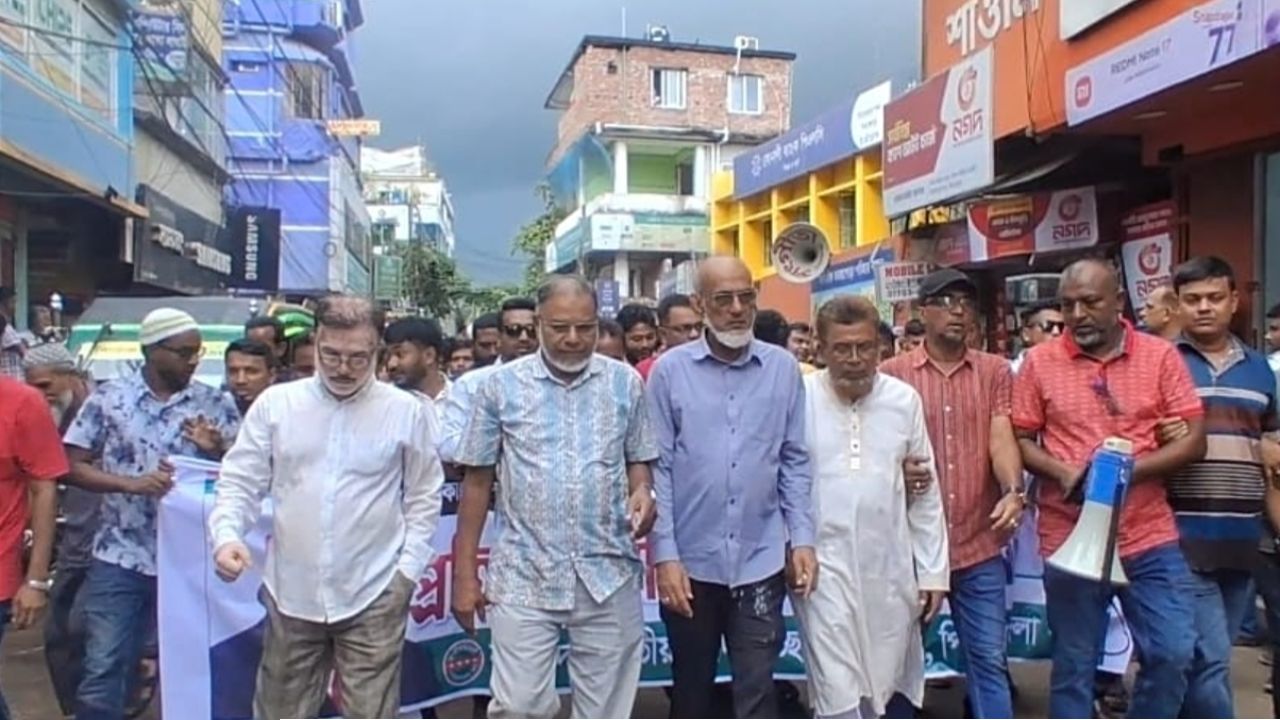সন্ত্রাসের মাধ্যমে অস্থিতিশীল চক্রান্তের প্রতিবাদে পিরোজপুরে স্বেচ্ছাসেবক দলের বিক্ষোভ