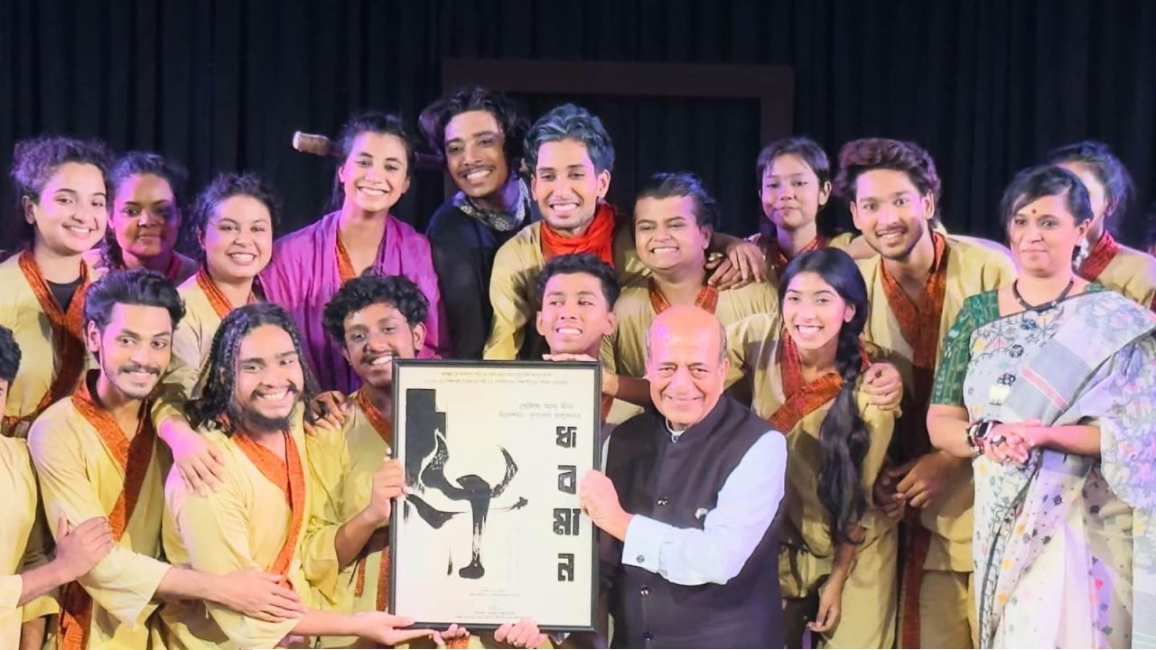 জবি নাট্যকলা বিভাগের শিক্ষার্থীদের অভিনয়ে মোহিত ভারতীয় হাই কমিশনার দীনেশ ত্রিবেদী 