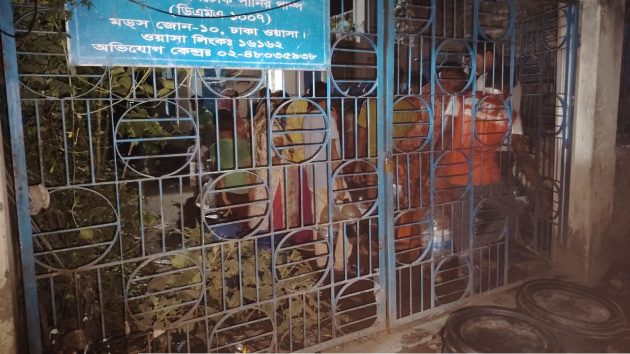 মিরপুর-১৩ ওয়াসায় পানি পেতে গভীর রাতেও দীর্ঘ লাইন, ভোগান্তিতে এলাকাবাসী