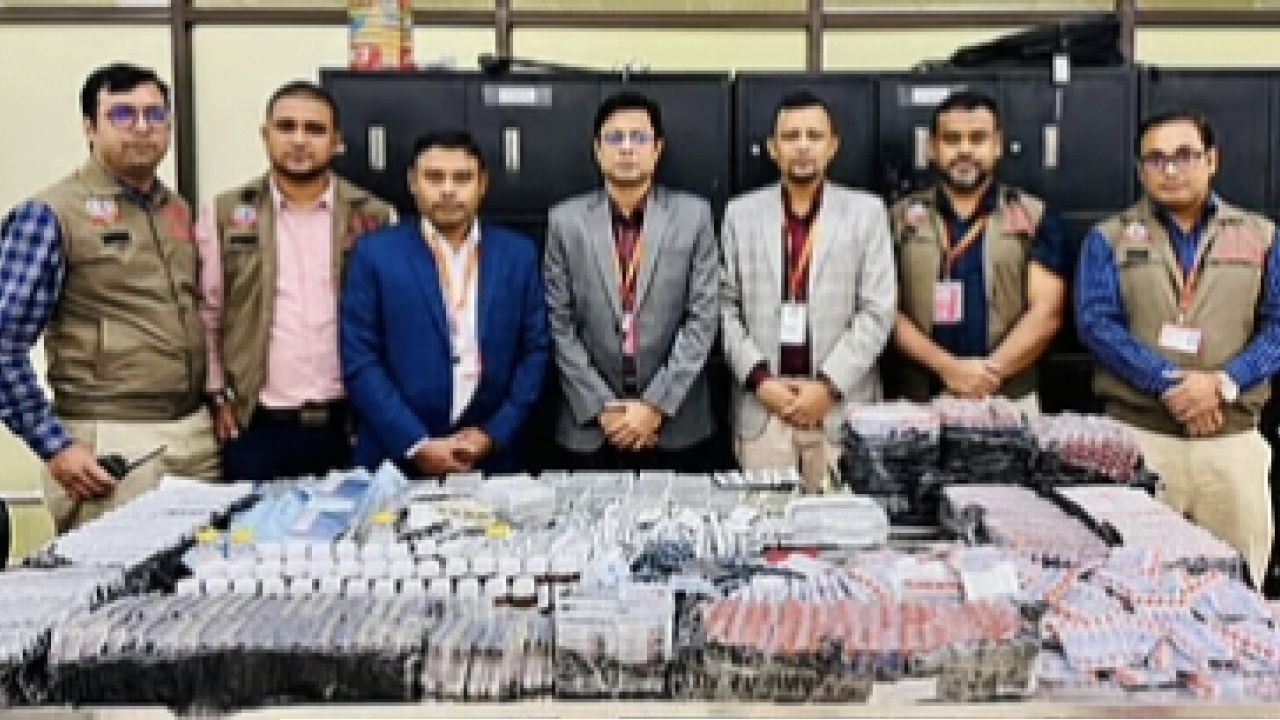 বিমানবন্দর-ডাকপথে পণ্য পাচারের সন্দেহ, জব্দ সোয়া কোটি টাকার মালামাল