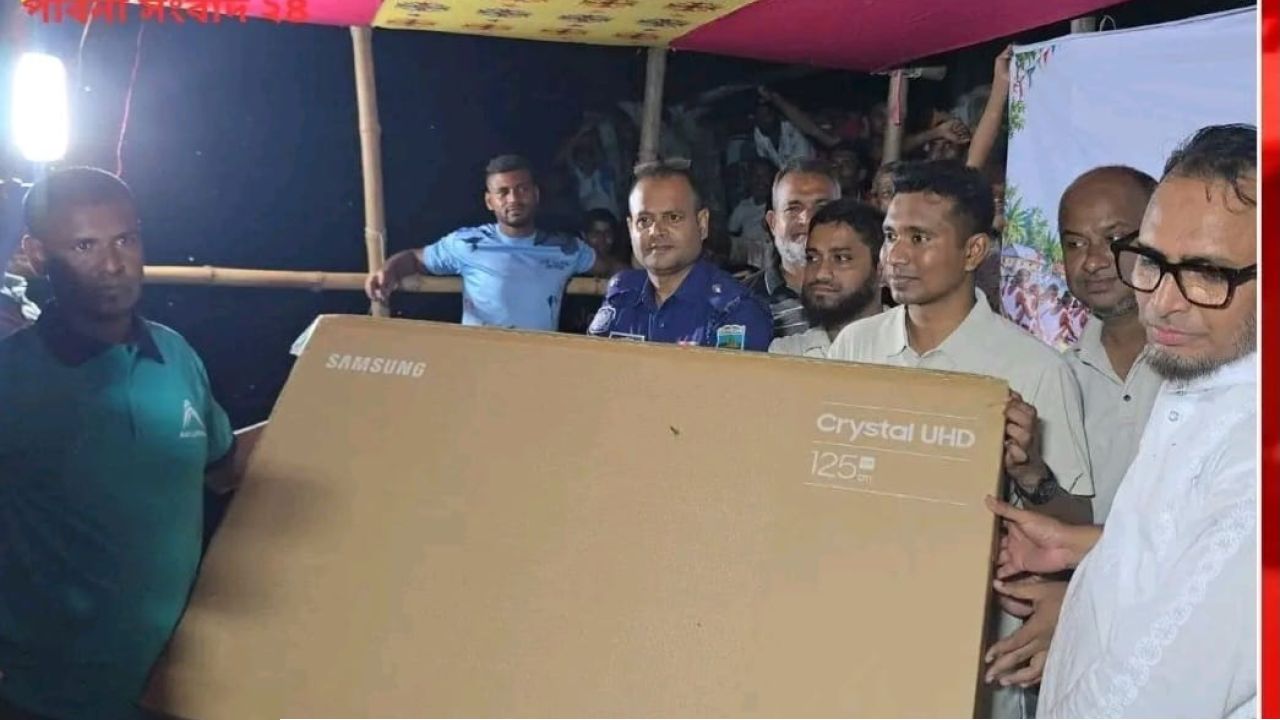 সাঁথিয়ায় ইছামতী নদীতে ঐতিহ্যবাহী নৌকা বাইচ, উপচে পড়া জনস্রোতে লক্ষাধিক মানুষ