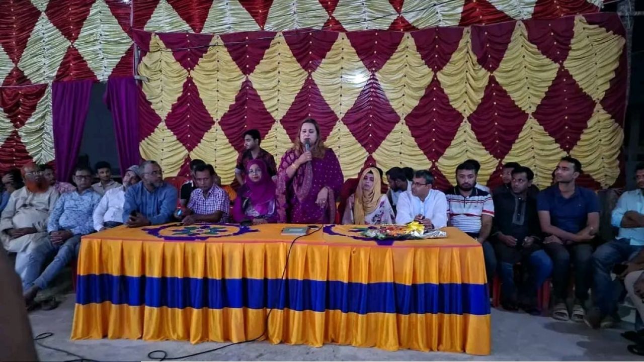 ভাঙ্গুড়ায় বিভিন্ন পূজামণ্ডপ পরিদর্শন করলেন অ্যাডভোকেট আরিফা সুলতানা রুমা এমপি