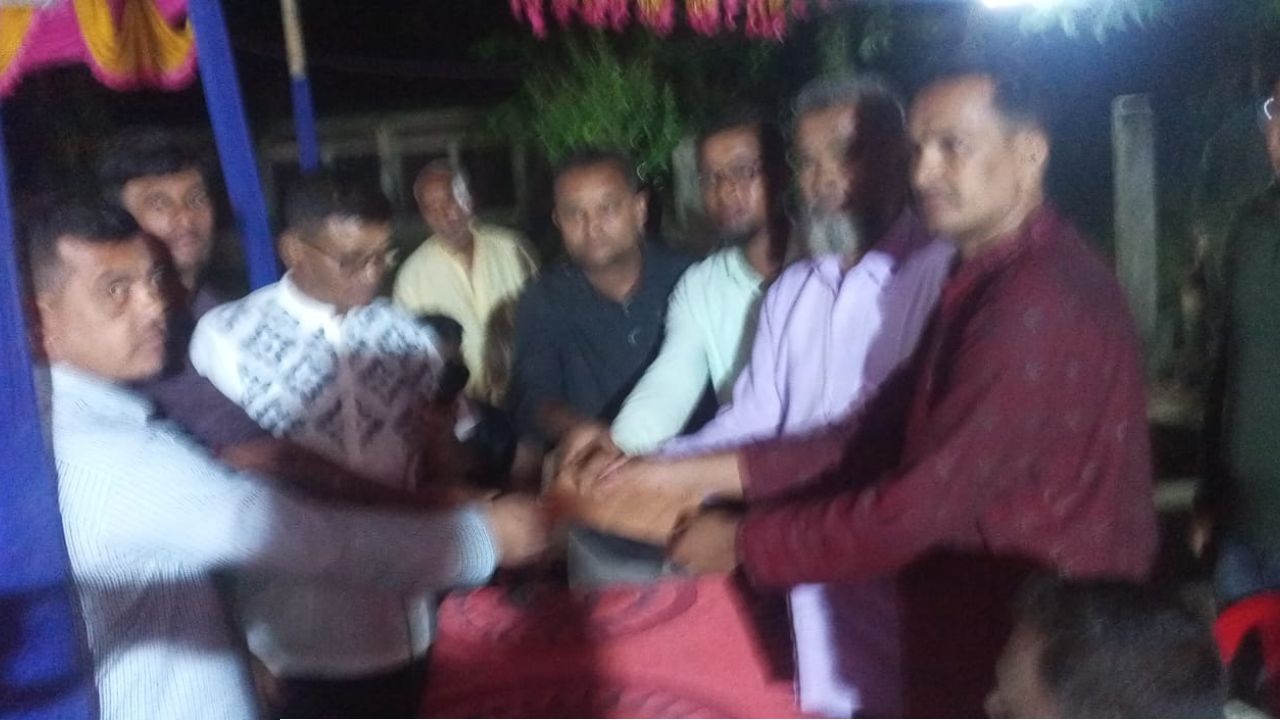 কেশবপুরে বিদ্যানন্দকাঠী ইউনিয়নের পূজা মন্ডপ পরিদর্শন করেন বিএনপি নেতা ফারুখ খান