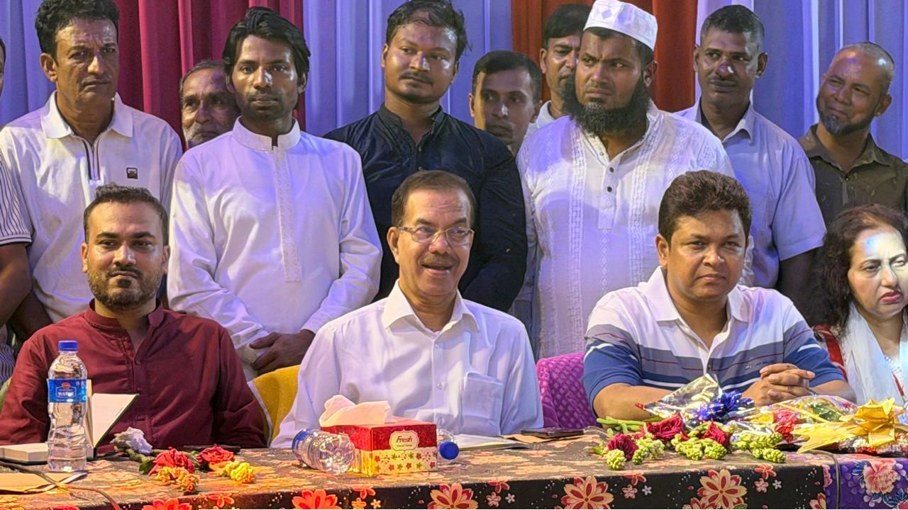 দুর্গাপূজার মণ্ডপে মণ্ডপে এমপি মিলন, দিলেন পাশে থাকার আশ্বাস