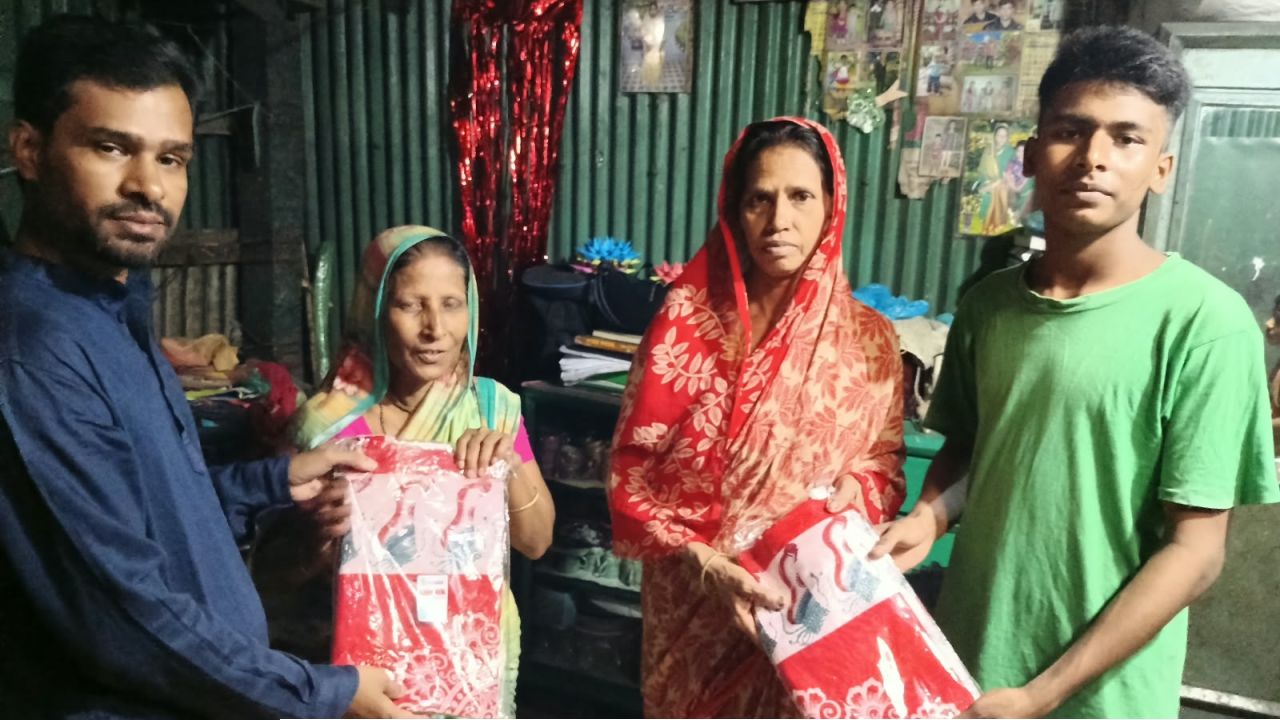 পটিয়ায় হিন্দু সম্প্রদায়ের মানুষের মাঝে ডক্টর জুলকারনাইন চৌধুরীর উদ্যোগে শারদীয় দুর্গাপূজার উপহার সামগ্রী বিতরণ