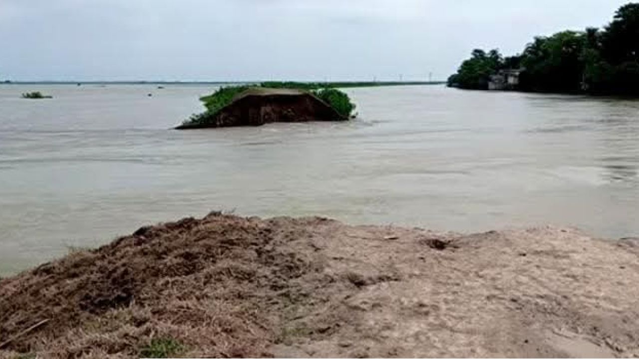 নেত্রকোনায় ফসল রক্ষা বাঁধ কেটে উন্মুক্ত জলাশয়ে মাছ লুট, ইউএনও বরাবর গণ-অভিযোগ
