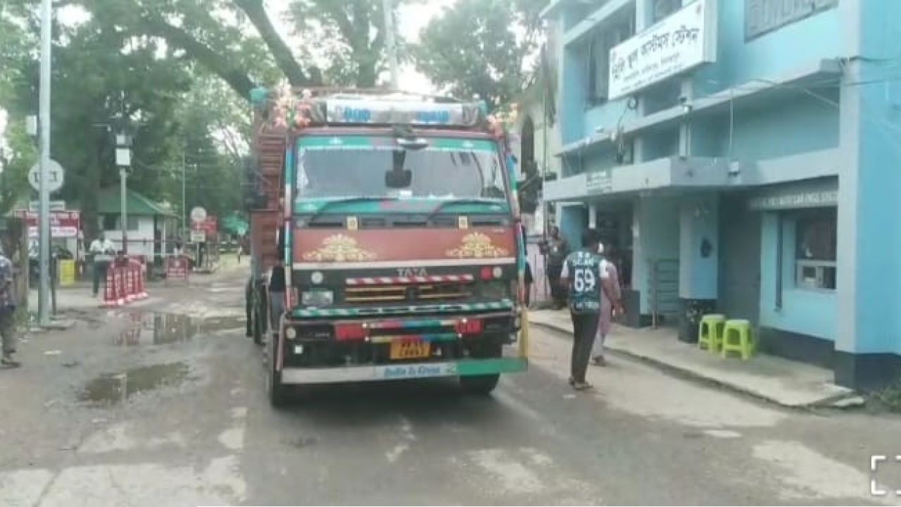 টানা ৭ দিন হিলি স্থলবন্দরের আমদানি রপ্তানি বন্ধ থাকার পর আবারও শুরু