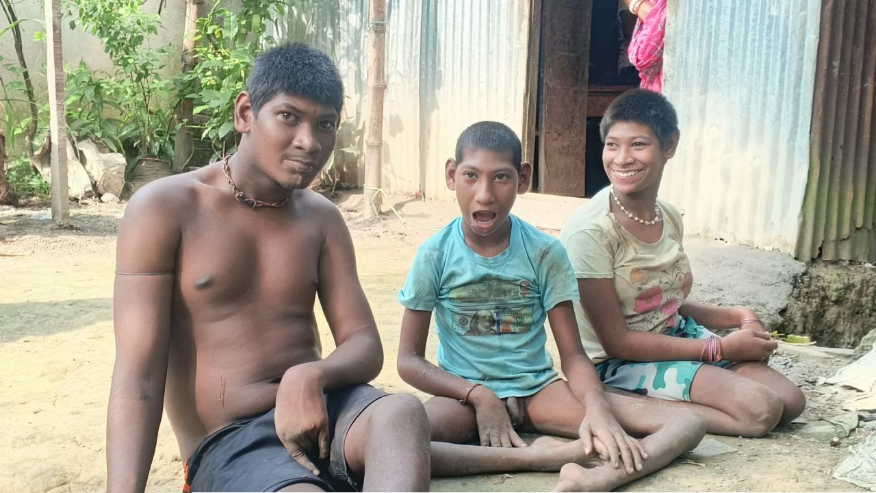 শাল্লায় এক পরিবারে তিন প্রতিবন্ধীকে নিয়ে চরম কষ্টে জীবনযাপন করেছন পিতামাতা